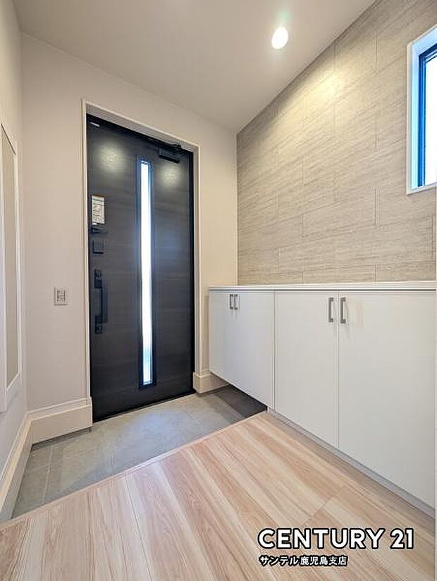 玄関！ご新居への出入り口になる明るい玄関には、たくさんの靴を収納できるシューズボックスが付いております♪いつも清潔感のあるすっきりとした玄関スペースを確保できますよ♪