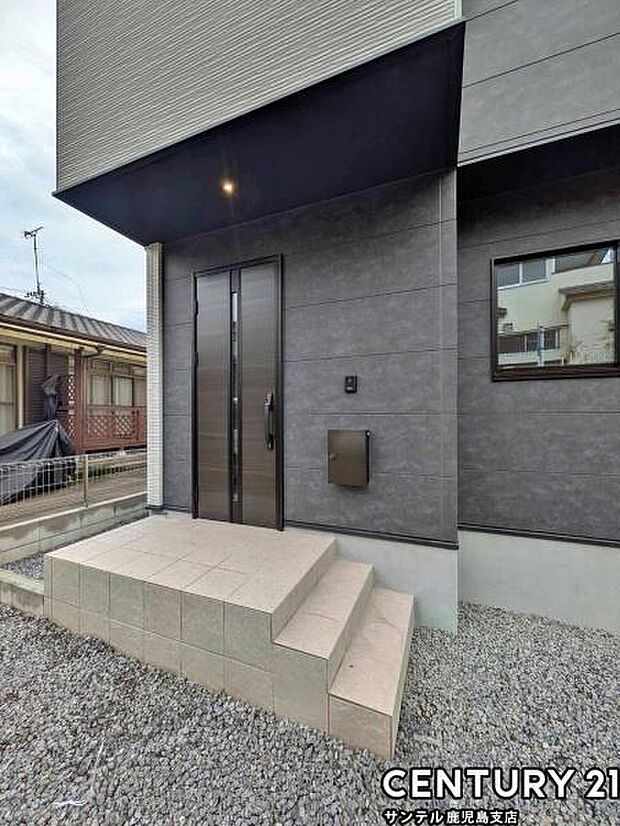 便利なスマートキー対応タイプでセキュリティ面でも安心なダブルロックドア玄関です♪屋根があるので、ちょっとした雨の日でも焦ることなく鍵や傘の開け閉めができます♪