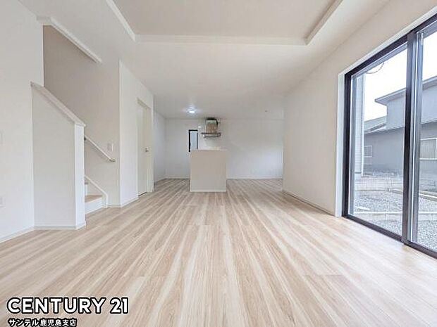 20.4帖の広々としたリビング♪カウンターキッチンからリビングにいるご家族やお子様の様子が見えるので、コミュニケーションがとりながら、ご家族の大切な時間を共有できるリビングスペースです♪