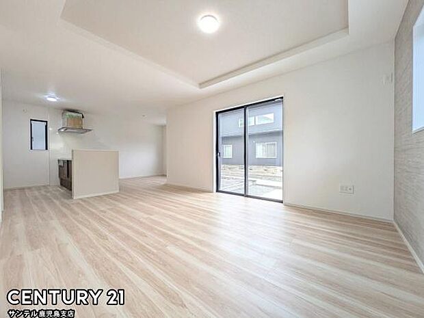 20.4帖の広々としたリビング♪カウンターキッチンからリビングにいるご家族やお子様の様子が見えるので、コミュニケーションがとりながら、ご家族の大切な時間を共有できるリビングスペースです♪