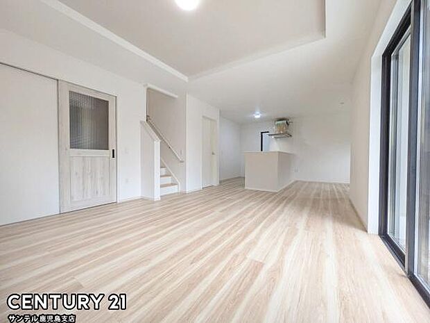 20.4帖のリビングです♪明るく、落ち着きのあるリビング♪ダイニングスペースも含めてゆとりのあるスペースで、ご家族でお食事や団らんしたり、ゆったりとしたご家族の時間を過ごせます♪