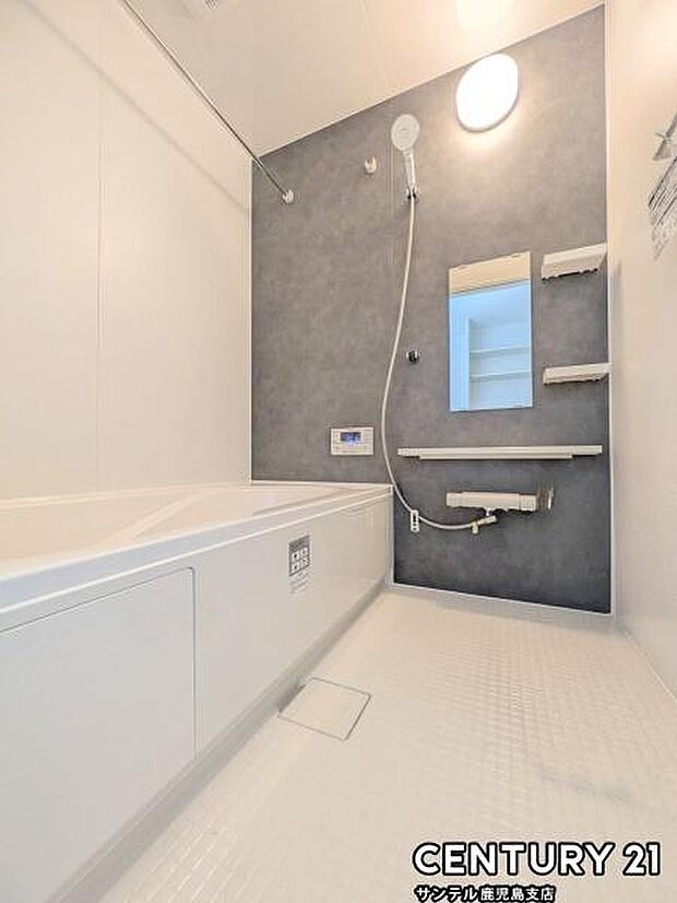 1日の疲れもゆっくり取ることのできる広々とした1坪タイプのシステムバス♪浴室乾燥、涼風、暖房、換気システムが付いておりますので、快適なバスタイムを過ごせます♪