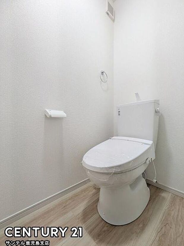 1階のウォシュレットが付いた落ち着いた空間のお手洗いになります♪