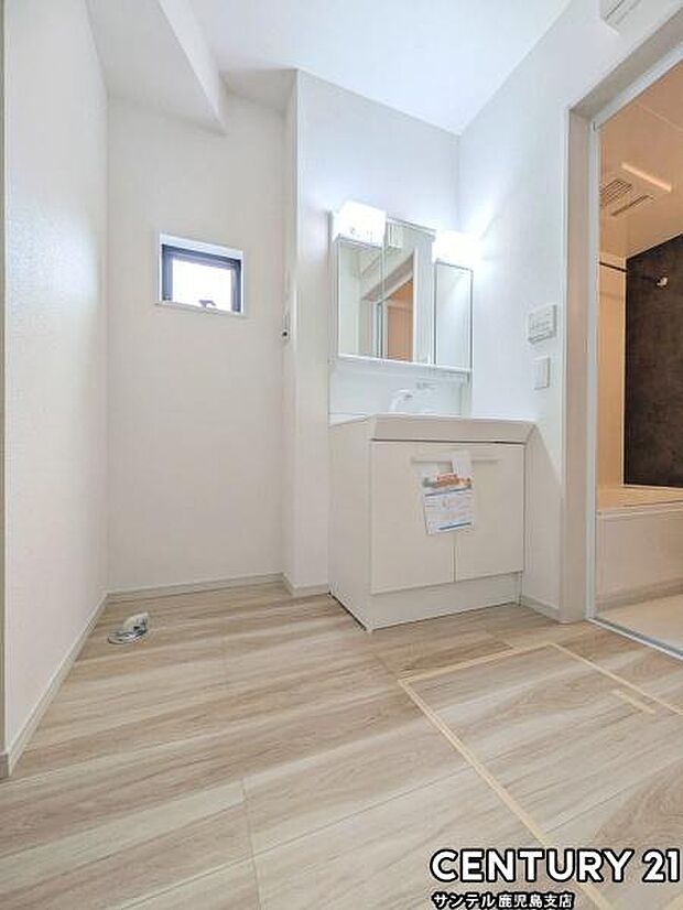 窓の付いた清潔感のあるシンプルな洗面脱衣所♪洗面台は、三面鏡の裏も収納スペースが付いており、シャワーヘッド付き！