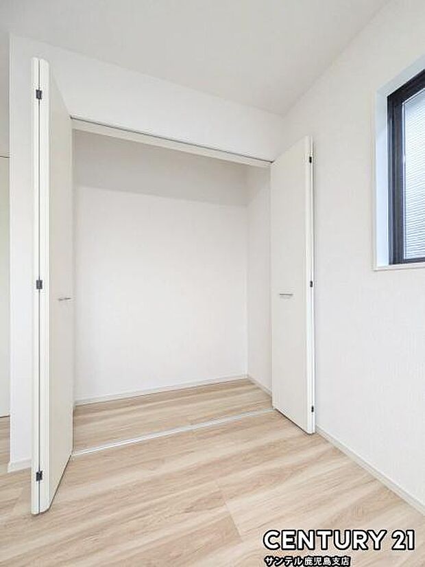 2階5.2帖の洋室のクローゼット収納です！お洋服が多くても安心の収納力です！