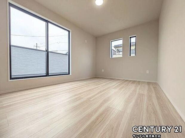 7.5帖の洋室です♪バルコニーとつながる洋室となっており、しっかり日が差し込みますので気持ちの良い目覚めができる素敵なお部屋です♪