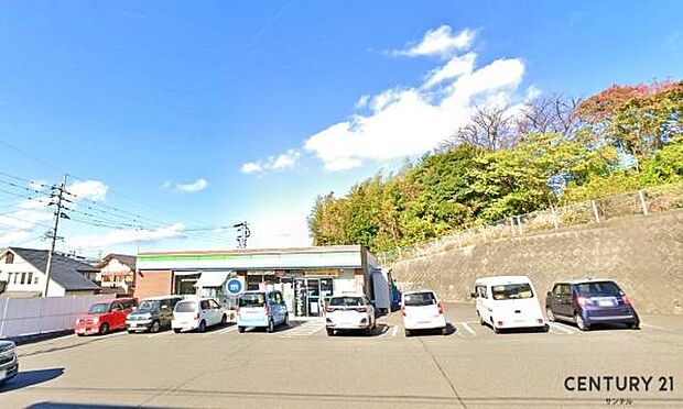 ファミリーマート吉野小前店まで1100m