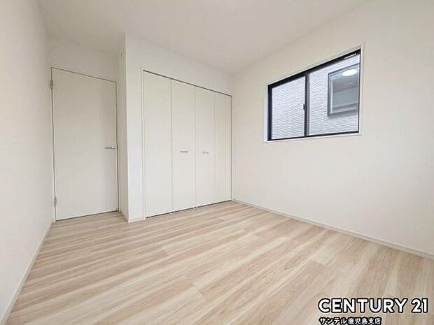 2階5.2帖の洋室です！容量に余裕のあるクローゼット収納も完備しております！