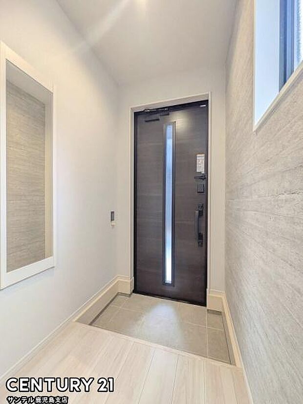 玄関!ご新居への出入り口になる明るい玄関には、姿見が付いているのでお出かけ前に身だしなみをチェックしてから外出することができます♪