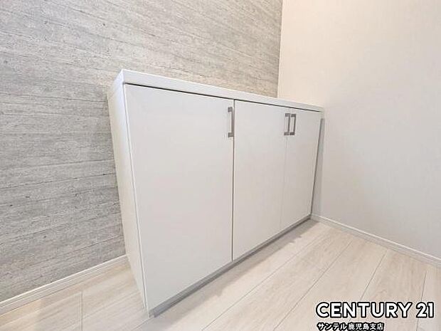 大きなシューズボックス付きで、家族みんなのシューズを収納出来ます。