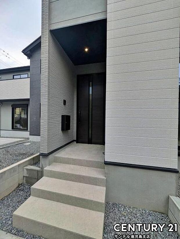 便利なスマートキー対応タイプでセキュリティ面でも安心なダブルロックドア玄関です♪屋根があるので、ちょっとした雨の日でも焦ることなく鍵や傘の開け閉めができます♪