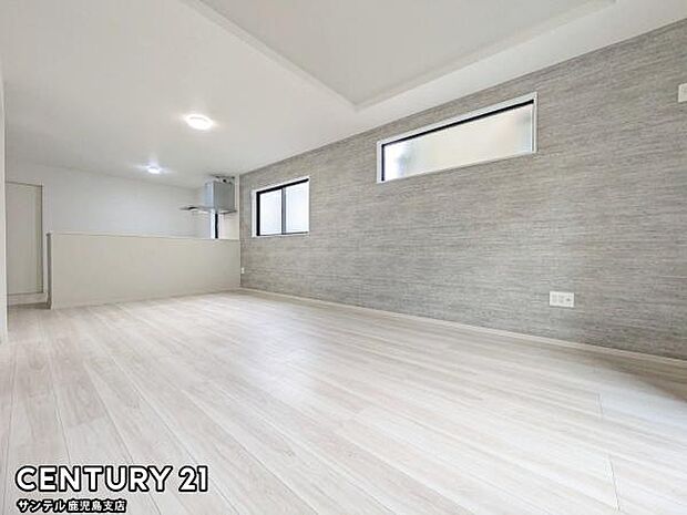 18.2帖の広々としたリビング♪カウンターキッチンからリビングにいるご家族やお子様の様子が見えるので、コミュニケーションがとりながら、ご家族の大切な時間を共有できるリビングスペースです♪