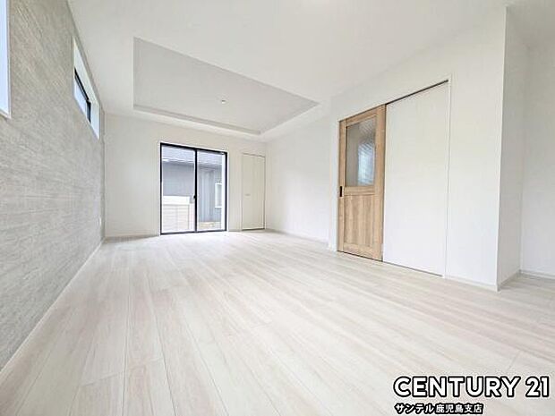 18.2帖のリビングです♪明るく、落ち着きのあるリビング♪ダイニングスペースも含めてゆとりのあるスペースで、ご家族でお食事や団らんしたり、ゆったりとしたご家族の時間を過ごせます♪