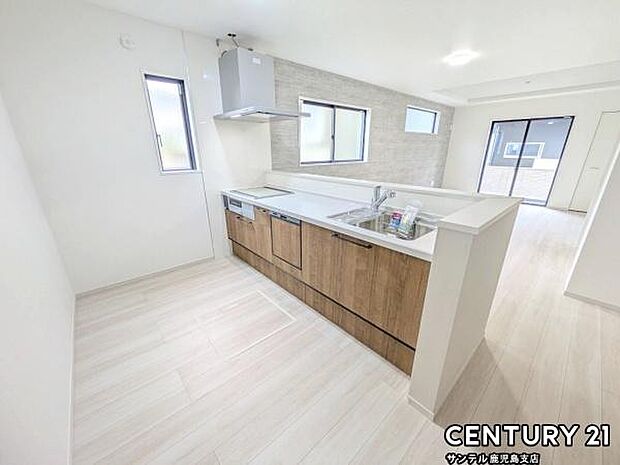 シンプルで使いやすい設計のキッチン♪そしてカウンターキッチンなので、リビングいるご家族と会話を楽しみながらお料理ができます♪標準で食洗器が付いています♪