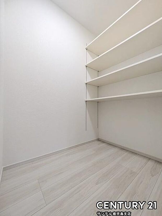 パントリースペースもあるので、日常の消耗品や調味料の保管も可能です♪