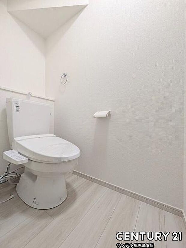 トイレ!ウォシュレットが付いた広々として落ち着いた空間のお手洗いになります♪