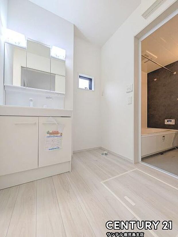 窓の付いた清潔感のあるシンプルな洗面脱衣所♪洗面台は、三面鏡の裏も収納スペースが付いており、シャワーヘッド付き!