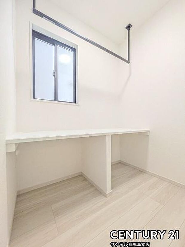 洗面脱衣所には収納スペースが付いております♪洗濯物も干すことができます♪