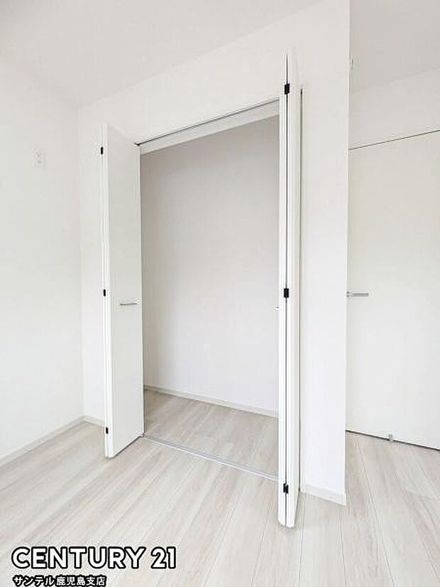 2階10.2帖の洋室のクローゼット収納です!お洋服が多くても安心の収納力です!