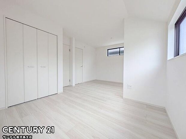 10.2帖の洋室です♪しっかり日が差し込みますので気持ちの良い目覚めができる素敵な洋室になります♪