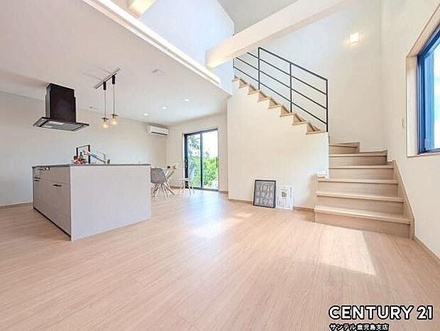 20帖のリビングです♪アイランドキッチンからリビングにいるご家族やお子様の様子が見えるので、コミュニケーションがとりながら、ご家族の大切な時間を共有できるリビングスペースです♪