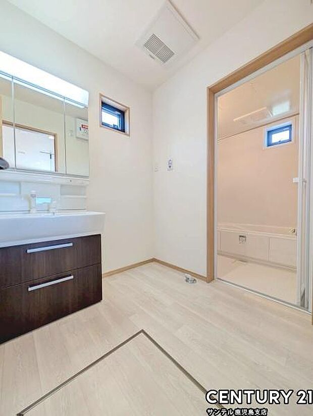 窓の付いた清潔感のあるシンプルな洗面脱衣所♪洗面台は、三面鏡の裏も収納スペースが付いております♪