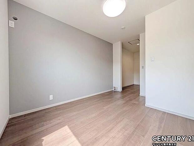 5.5帖の洋室です♪大きな寝具などを置いてもゆとりがあります♪ウォークインクローゼットがあるのでしっかり収納もできます♪