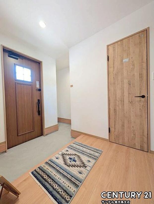 ご新居への出入り口になる明るて広い玄関は、たくさんの靴を収納できるシューズボックスが付いております♪いつも清潔感のあるすっきりとした玄関スペースを確保できますよ♪