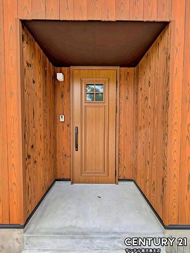 セキュリティ面でも安心なダブルロックドア玄関です♪屋根があるので、ちょっとした雨の日でも焦ることなく鍵や傘の開け閉めができます♪