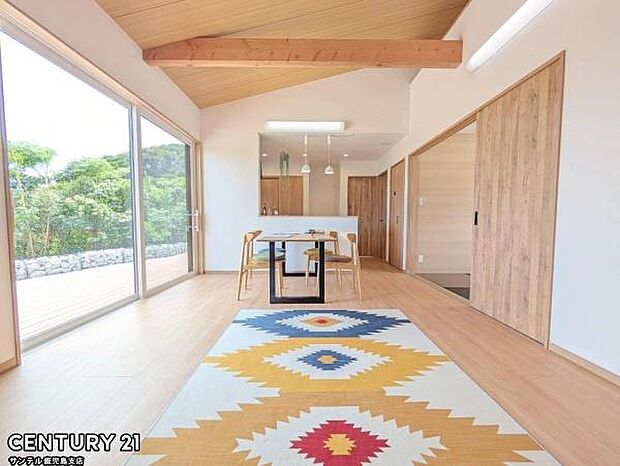 14.8帖のリビングです♪明るく、落ち着きのあるリビング♪ダイニングスペースも含めてゆとりのあるスペースで、ご家族でお食事や団らんしたり、ゆったりとしたご家族の時間を過ごせます♪