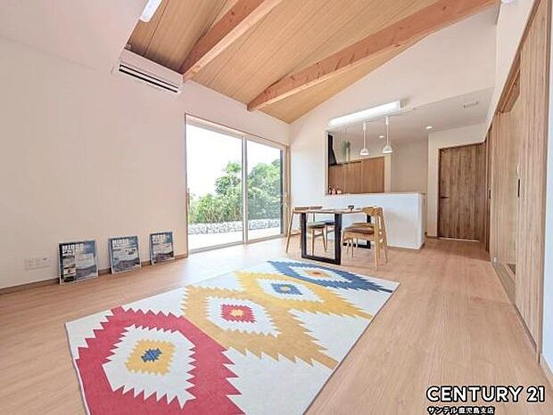 14.8帖のリビングです♪カウンターキッチンからリビングにいるご家族やお子様の様子が見えるので、コミュニケーションがとりながら、ご家族の大切な時間を共有できるリビングスペースです♪