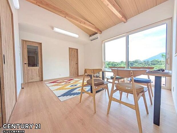 14.8帖のリビングです♪明るく、落ち着きのあるリビング♪ダイニングスペースも含めてゆとりのあるスペースで、ご家族でお食事や団らんしたり、ゆったりとしたご家族の時間を過ごせます♪