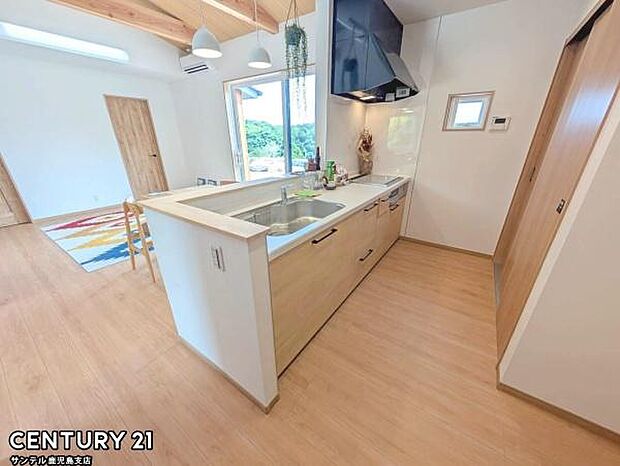 シンプルで使いやすい設計のキッチン♪そしてカウンターキッチンなので、リビングにいるご家族と会話を楽しみながらお料理ができます♪標準で食洗機付いています!