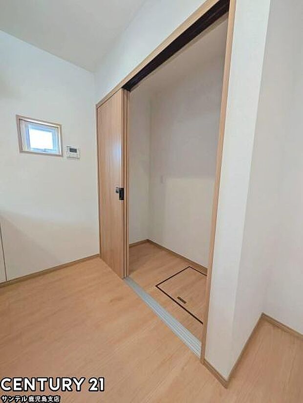 キッチン背面には収納が付いているので、収納もしっかりできます♪