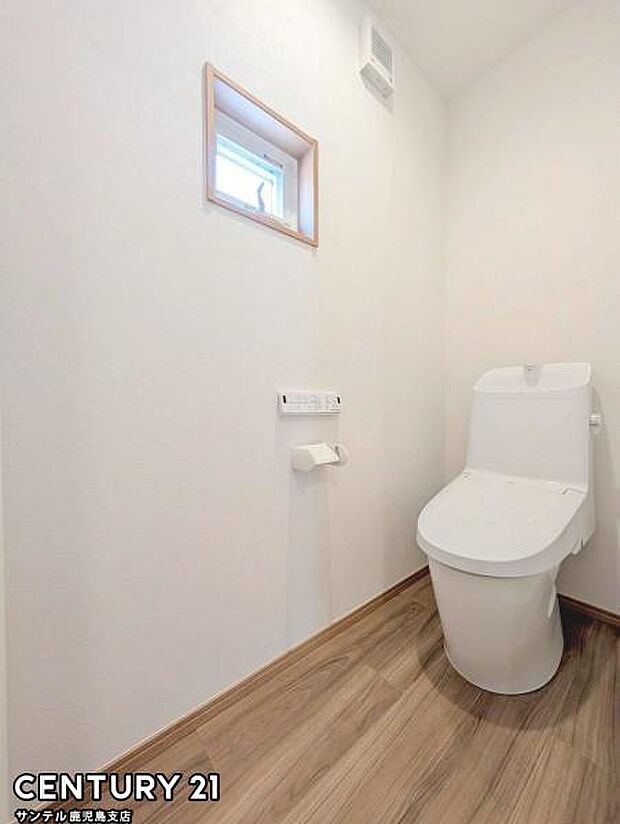 1階のウォシュレットが付いた広々として落ち着いた空間のお手洗いになります♪