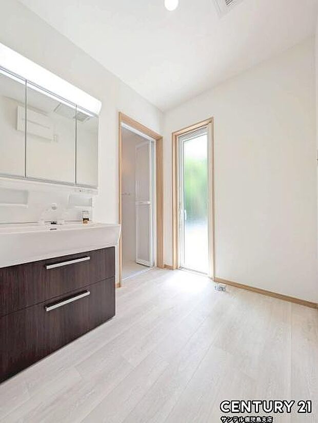 窓の付いた清潔感のあるシンプルな洗面脱衣所♪洗面台は、三面鏡の裏も収納スペースが付いております♪