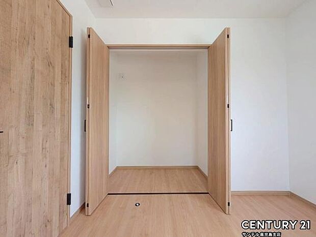 6.1帖洋室のクローゼットです♪丈の長いコートやお子様の制服、スーツなど収納でき、お洋服選びが楽しくなりますね♪