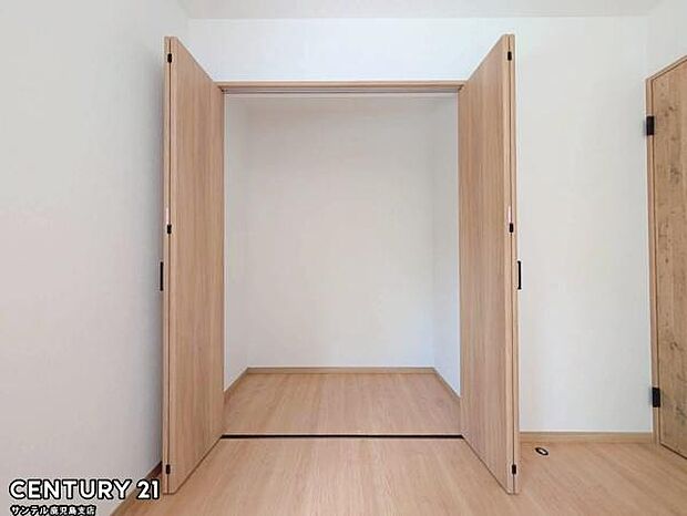 6.1帖洋室のクローゼットです♪丈の長いコートやお子様の制服、スーツなど収納でき、お洋服選びが楽しくなりますね♪