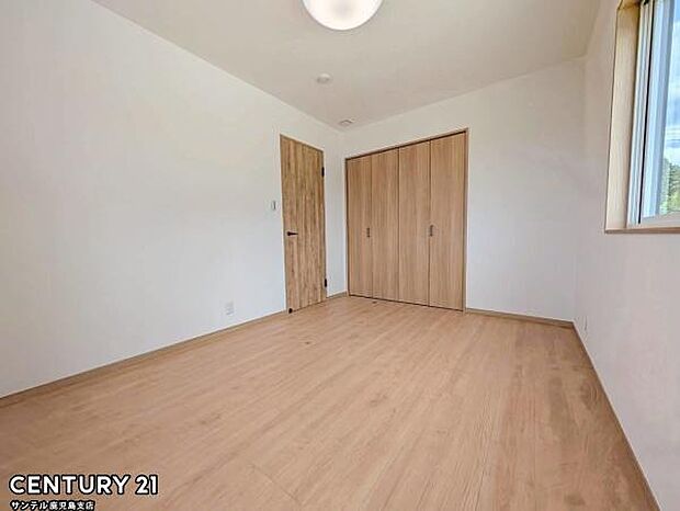 6.1帖の洋室です♪大きな寝具などを置いてもゆとりがあります♪しっかり日が差し込みますので気持ちの良い目覚めができる素敵な洋室になります♪