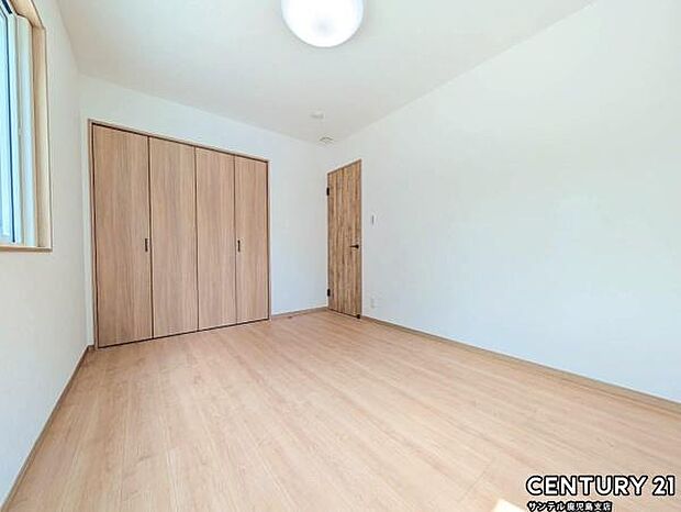 6.1帖の洋室です♪大きな寝具などを置いてもゆとりがあります♪しっかり日が差し込みますので気持ちの良い目覚めができる素敵な洋室になります♪