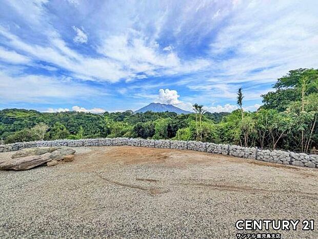 日当たり良好なお庭で天気の良い日はお子様と遊ぶこともできます♪