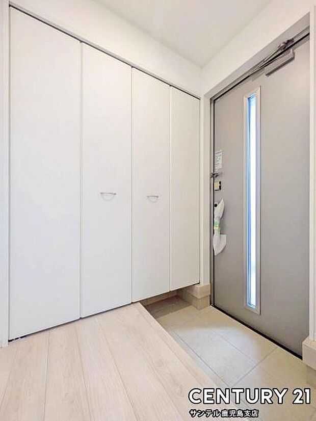 ご新居への出入り口になる明るい玄関には、たくさんの靴を収納できるシューズボックスが付いております♪いつも清潔感のあるすっきりとした玄関スペースを確保できますよ♪