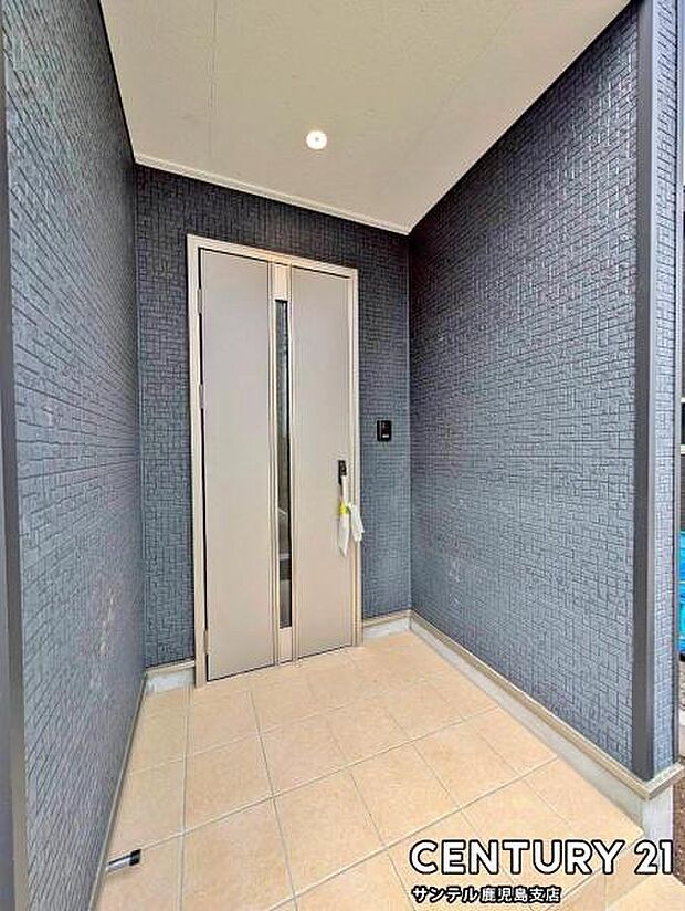 セキュリティ面でも安心なダブルロックドア玄関です♪屋根があるので、ちょっとした雨の日でも焦ることなく鍵や傘の開け閉めができます♪