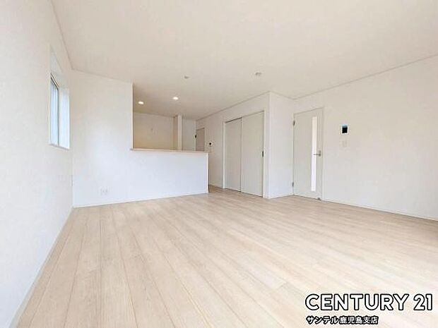 16.7帖の広々としたリビング♪カウンターキッチンからリビングにいるご家族やお子様の様子が見えるので、コミュニケーションがとりながら、ご家族の大切な時間を共有できるリビングスペースです♪