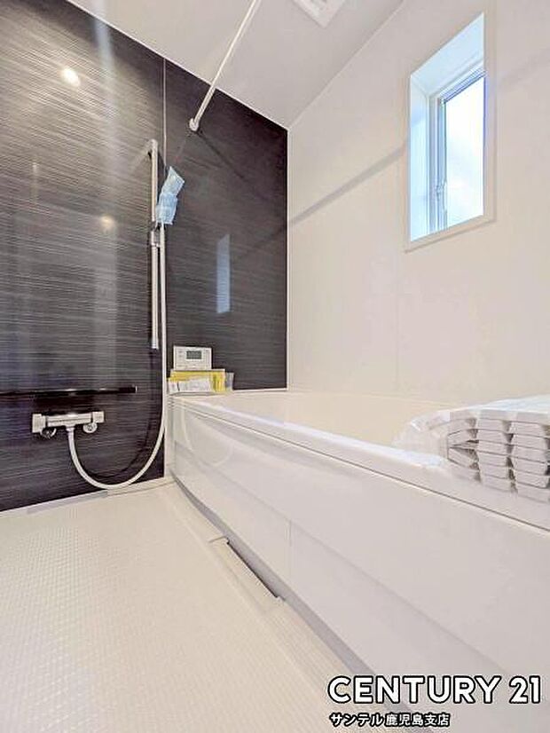 1日の疲れもゆっくり取ることのできる広々とした1坪タイプのシステムバス♪浴室乾燥、涼風、暖房、換気システムが付いておりますので、快適なバスタイムを過ごせます♪