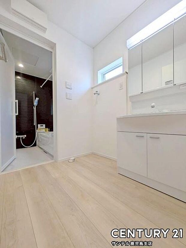 窓の付いた清潔感のあるシンプルな洗面脱衣所♪洗面台は、三面鏡の裏も収納スペースが付いており、シャワーヘッド付き!