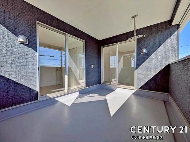 広々としたバルコニーには、屋根が付いておりますので突然の雨や小雨でも安心して洗濯物を干せますよ♪南向きの為、日当たり良好です(^^♪