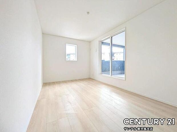 7.7帖の洋室です♪バルコニーとつながる洋室となっており、しっかり日が差し込みますので気持ちの良い目覚めができる素敵なお部屋です♪