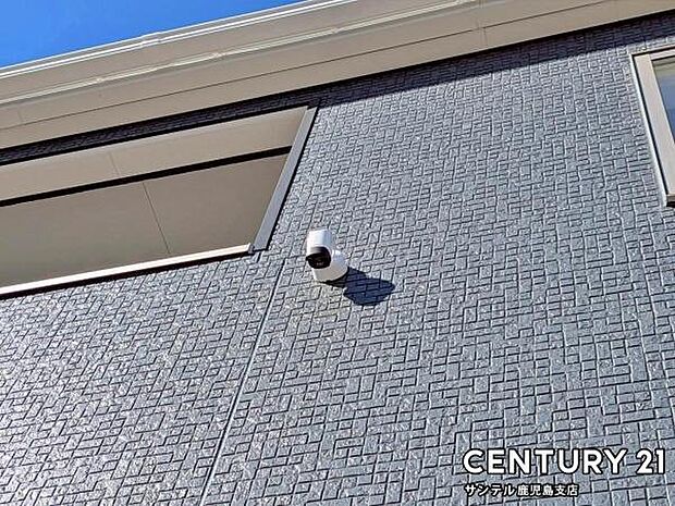 スマホアプリでいつでもどこでも確認できる防犯カメラ♪夜間は赤外線LEDで撮影、マイク付きで通話や録画でき、セキュリティー面も安心です♪