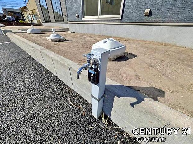 立水栓です!お庭や外回りでの作業に便利な立水栓を完備。ガーデニングや洗車、外掃除など、日常的に使えるので生活が便利に!清掃や水やりがスムーズに行えます。